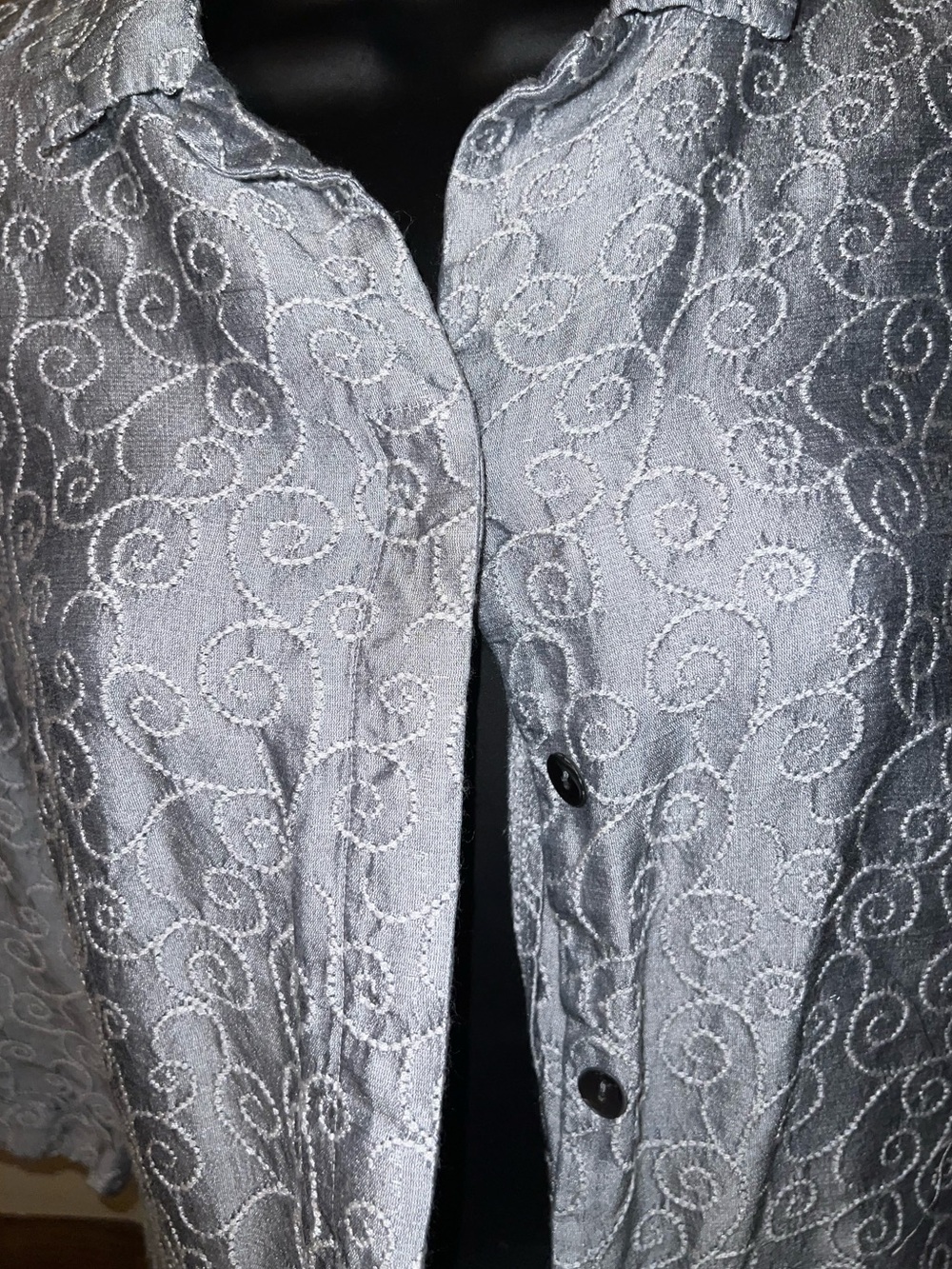 Chico's Design Gray Textured Silk Embroidered Retro Flowy Button Up Shirt Size 2 - Picture 6 of 8